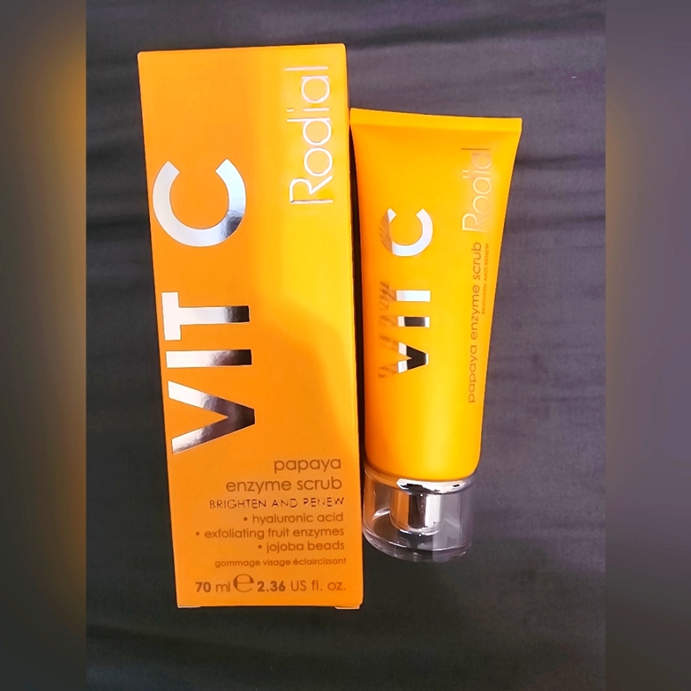 Rodial Vit C Papaya Enzyme Scrub. Brighten & Renew